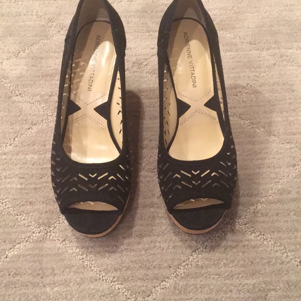 Adrienne Vittadini black wedge peep toe sandals - Picture 1 of 3